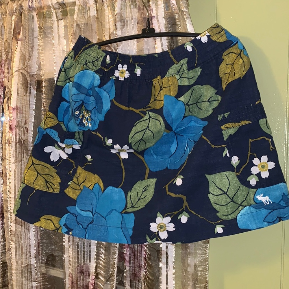 - Abercrombie & Fitch  pretty. new mini skirt without tag size L.
